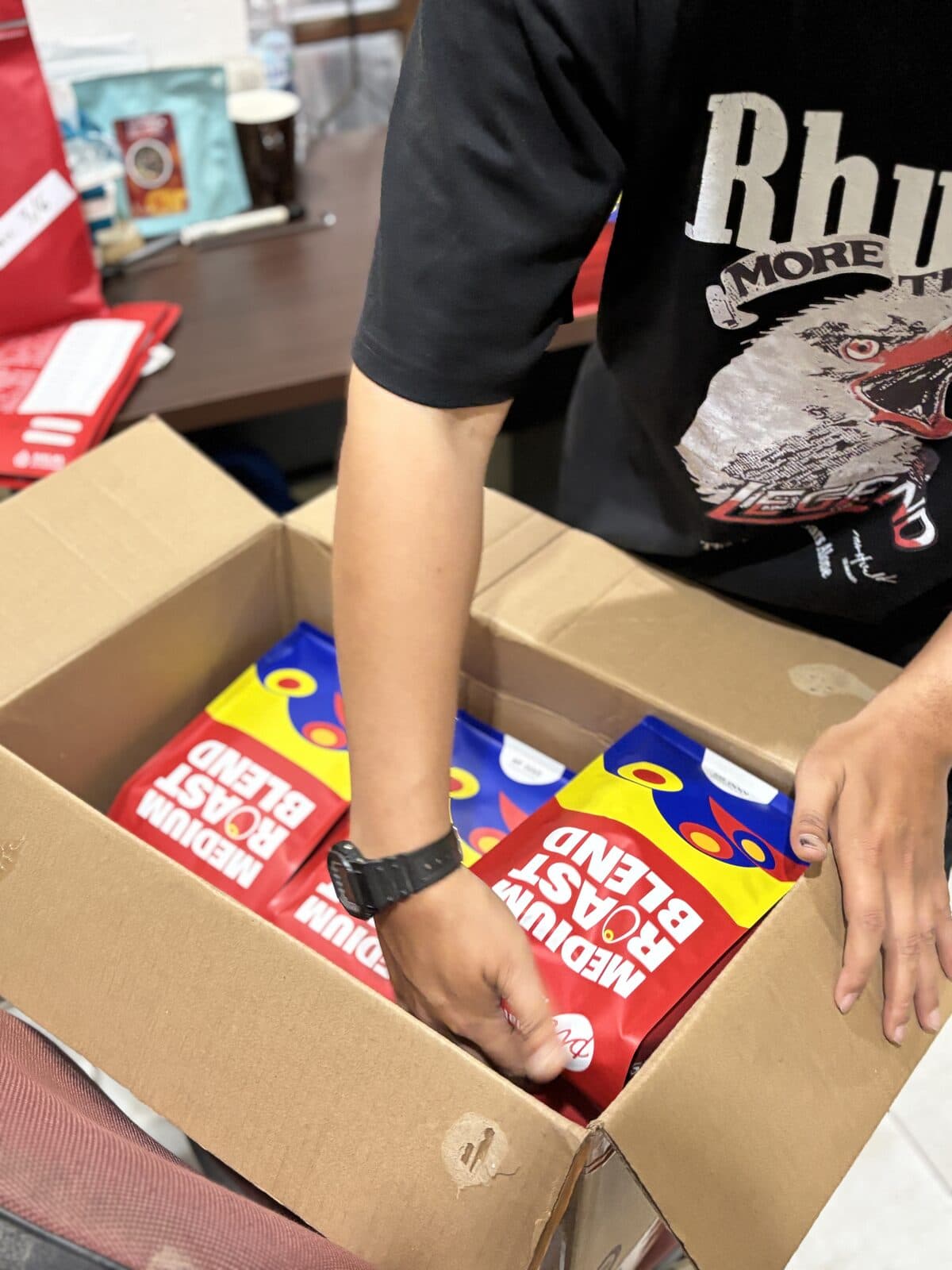 Kemasan kopi dimasukkan ke kardus untuk dikirim