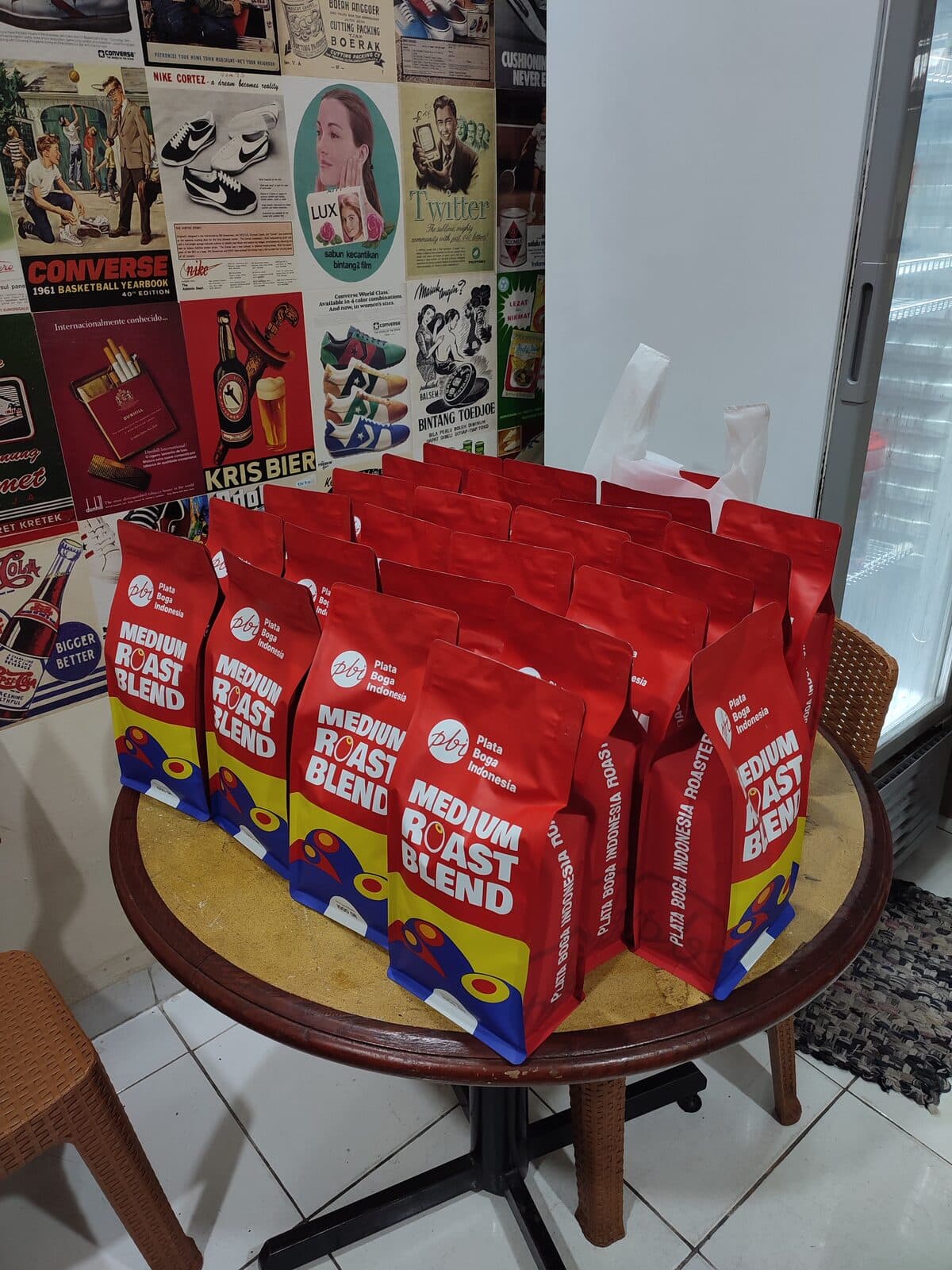 Kemasan Medium Roast Blend tertata setelah proses pengemasan