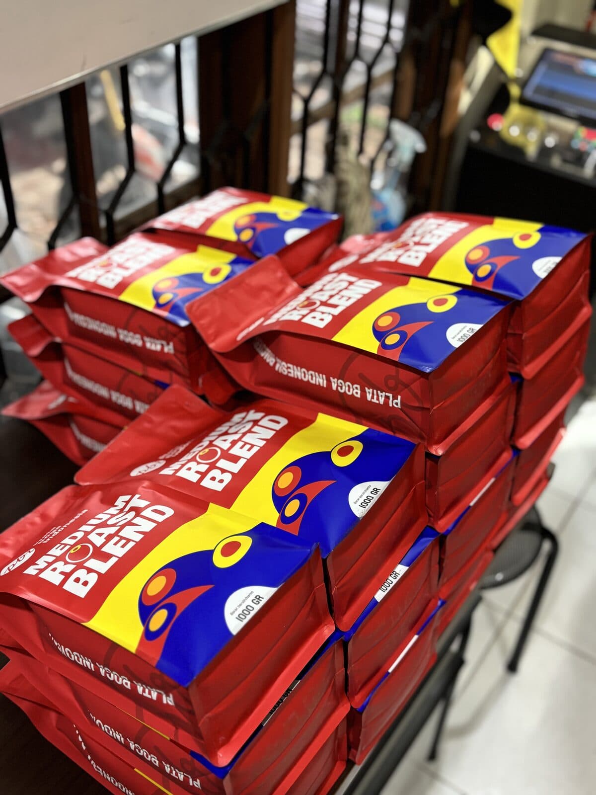 Tumpukan kemasan Medium Roast Blend siap kirim