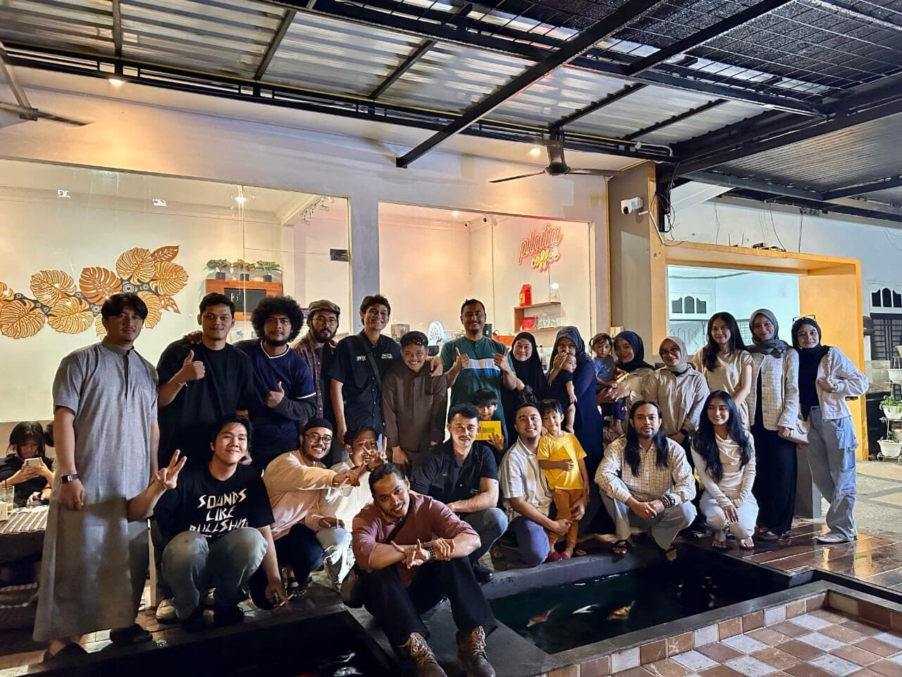 Tim dan pengunjung di kedai kopi yang dikelola Plata Boga