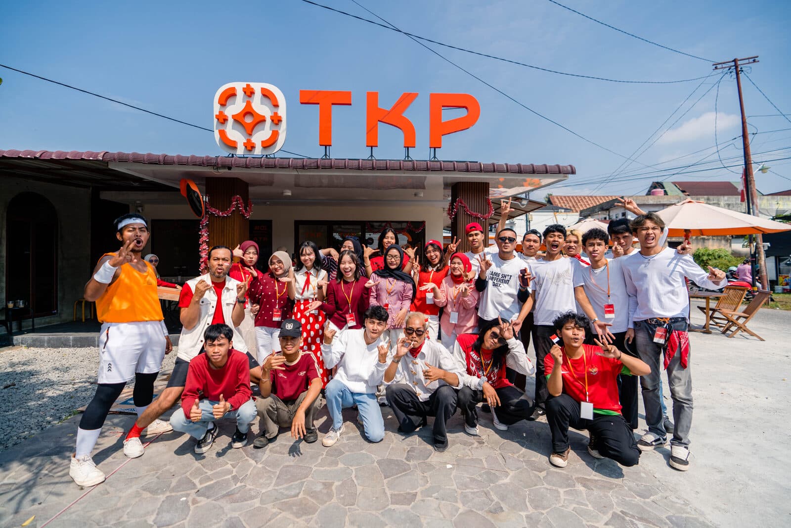 Tim dan pengunjung berkumpul di depan gerai Titik Kumpul Plata