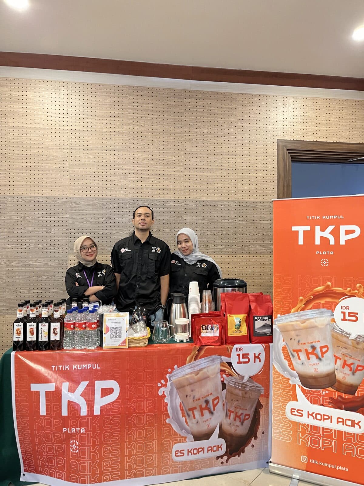 Booth Titik Kumpul Plata melayani pengunjung di sebuah acara